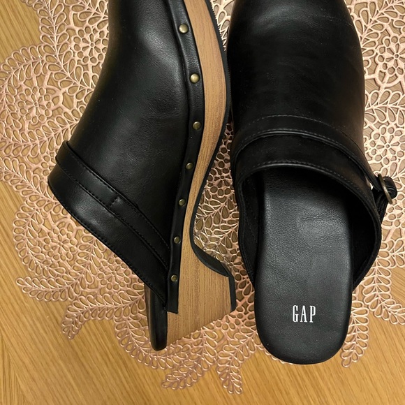 New in box, never worn, Gap clogs 8 - Picture 1 of 5